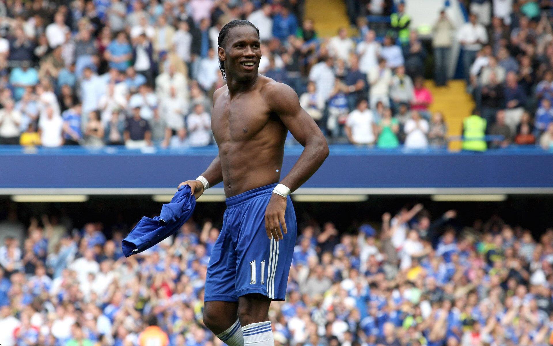 法甲周日焦点战，巴黎圣日耳曼主场迎战残阵巴黎FC，中场优势或定争冠格局